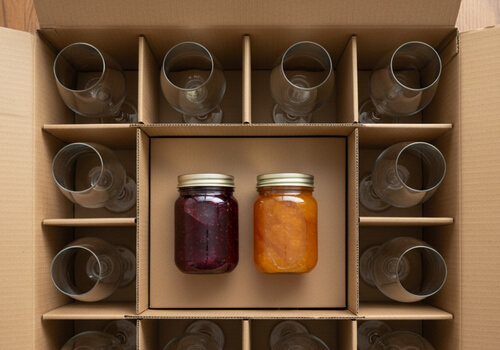 Glas in Karton beim Paket verpacken 